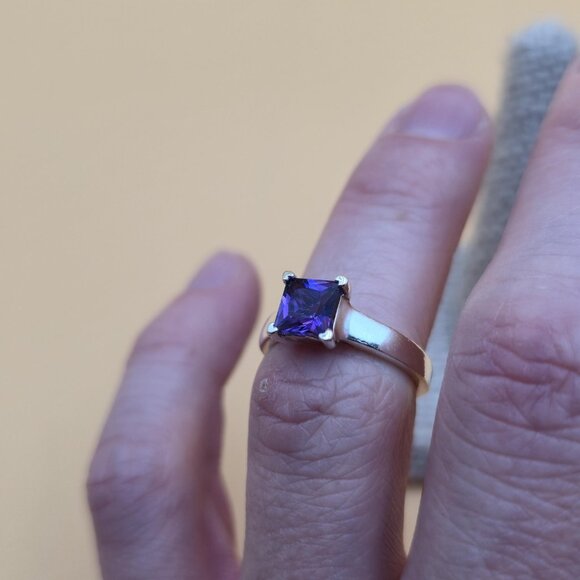 Size 6 Sterling Silver Square Brilliant Amethyst Gem Ring A4680 - Picture 5 of 10